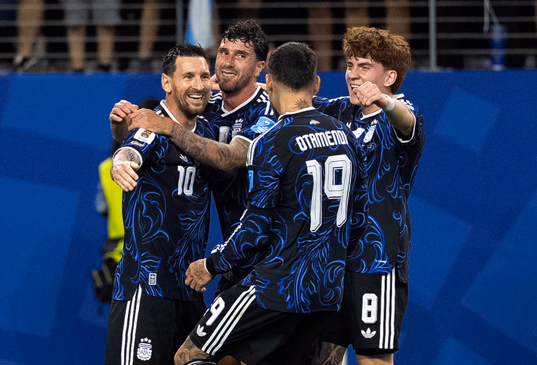La Selección argentina se enfrenta con Inglaterra en busca de un lugar en la gran final del Mundial 2026